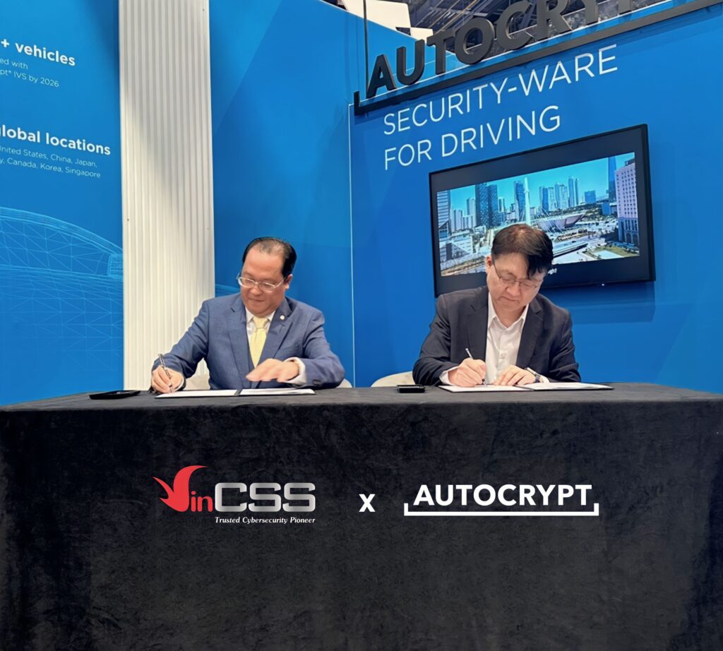 VinCSS CEO (L) and Autocrypt CEO (R) at the signing ceremony.
