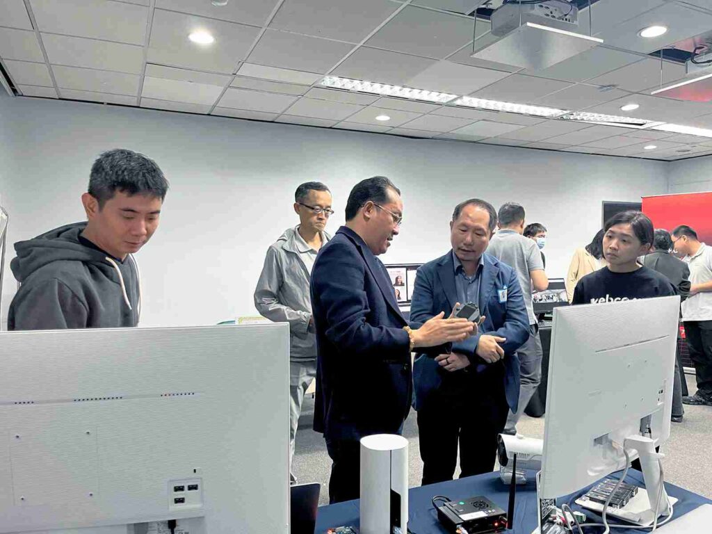 Chairman of ASRock Industrial (2nd, R) - one of the world's leading enterprises in industrial IoT devices and solutions - is exploring VinCSS solutions at the event